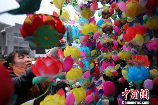 各式秦淮花灯吸引民众目光。　泱波　摄