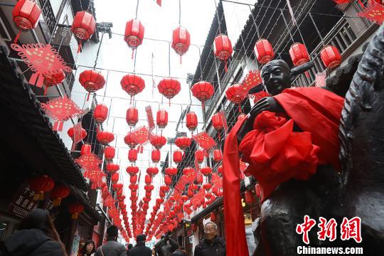 大红灯笼高高挂起。　泱波　摄