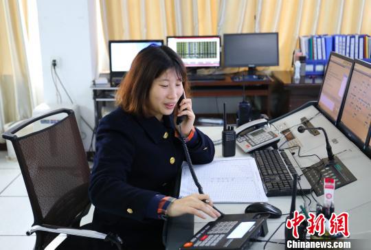 客运员刘韦林每天接打电话800余次。　李育全 摄