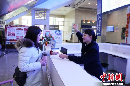 客运值班员唐荣婷每天回答旅客问讯5000多人次?！±钣?摄