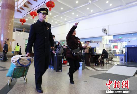 客运值班员王海涛每天来回行走26000多步?！≈３は?摄