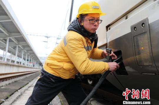 上水工曾毅每天为列车上水350000公斤?！≈３は?摄