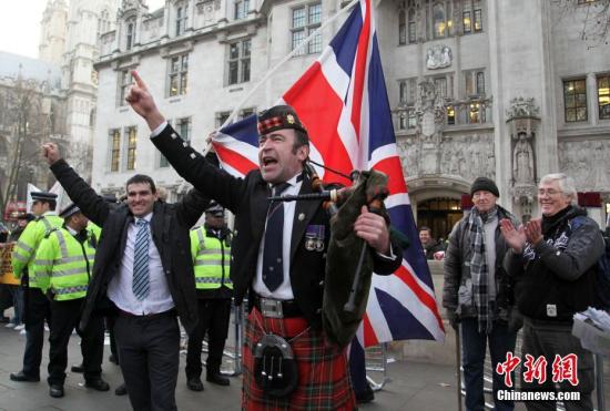 资料图:支持英国脱欧的民众在法院门外发表演讲。 <a target='_blank' href='http://www.chinanews.com/'>中新社</a>记者 周兆军 摄 点击进入下一页