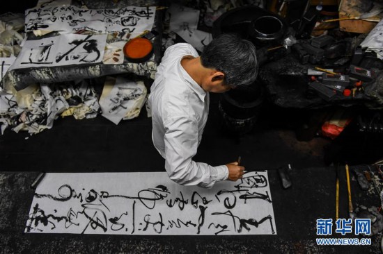 (新春走基层·图片故事)(2)探访转型期的“中国油画第一村”