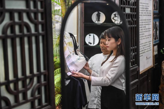 (新春走基层·图片故事)(3)探访转型期的“中国油画第一村”