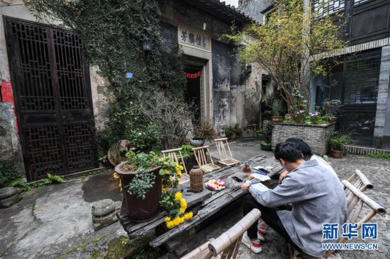 (新春走基层·图片故事)(6)探访转型期的“中国油画第一村”