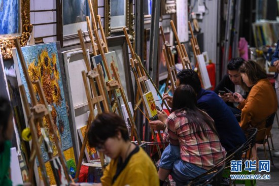 (新春走基层·图片故事)(10)探访转型期的“中国油画第一村”