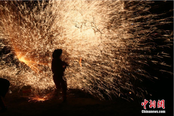 2月20日晚，河北省井陉县核桃园村，一场绚丽的“打树花”表演吸引众多游人观赏。中新社记者 陈昊 摄