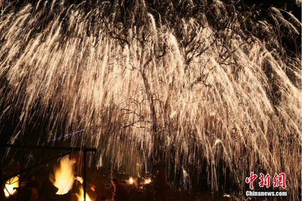 河北省井陉县核桃园村，一场绚丽的“打树花”表演吸引众多游人观赏。中新社记者 陈昊 摄