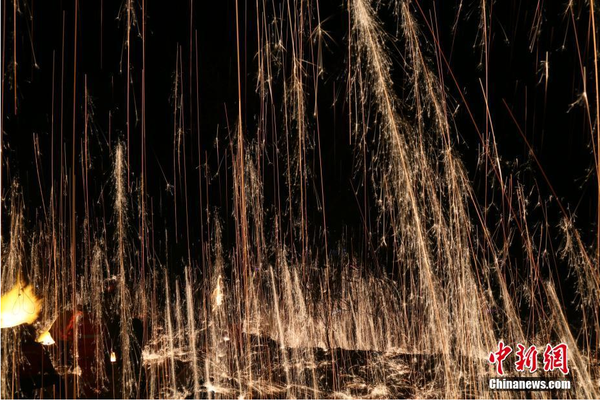 河北省井陉县核桃园村，一场绚丽的“打树花”表演吸引众多游人观赏。中新社记者 陈昊 摄2