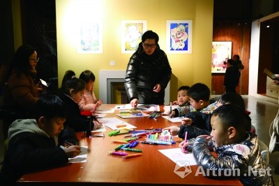 青年艺术家单昊为孩子们讲述小猪“BOBO”创作经过 zvGbA8I9QP89tFQL60sEbO0x5mFUggVOGt6PS5MK.jpg