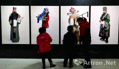 《中国京剧》摄影展吸引了众多家庭到馆参观 JpJxAL0aZQtormaLUMaP2DrNcgHNqjLyeXQ1vD8d.jpg