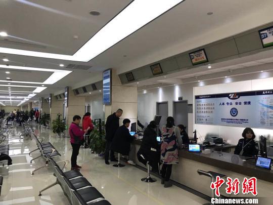 群众正在办事?！≌疟?摄