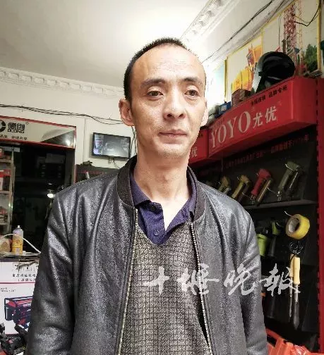 大叔常将打包饭菜挂树上 7个月后想不到的事发生了