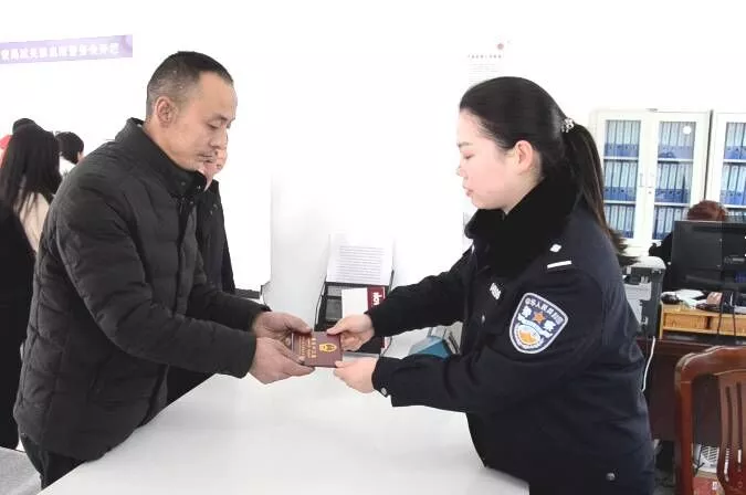 大叔常将打包饭菜挂树上 7个月后想不到的事发生了