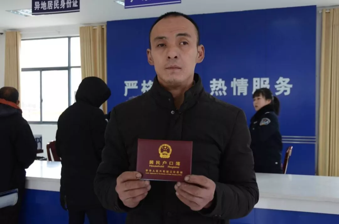 大叔常将打包饭菜挂树上 7个月后想不到的事发生了