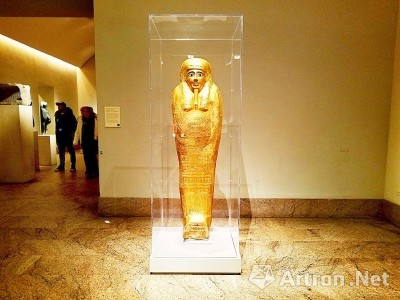 在纽约大都会艺术博物馆展出的古埃及祭司镀金棺椁(资料图) M5m799EL8RaNALh3JEse3jIDaNvJZEITLaVVjMMG.jpg