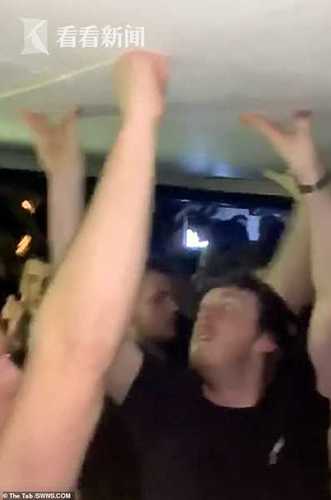 硬核蹦迪!大学生热舞震塌天花板 合力托举跳完整曲