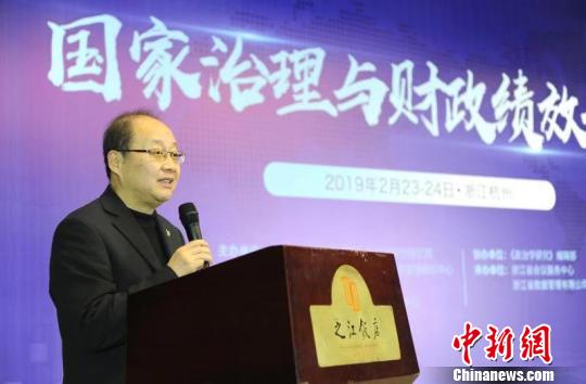 中国社会科学院政治学研究所所长房宁?！≌乓?摄