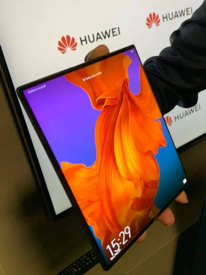 售价1.75万!华为5G手机刷屏 网友:买不起依然激动