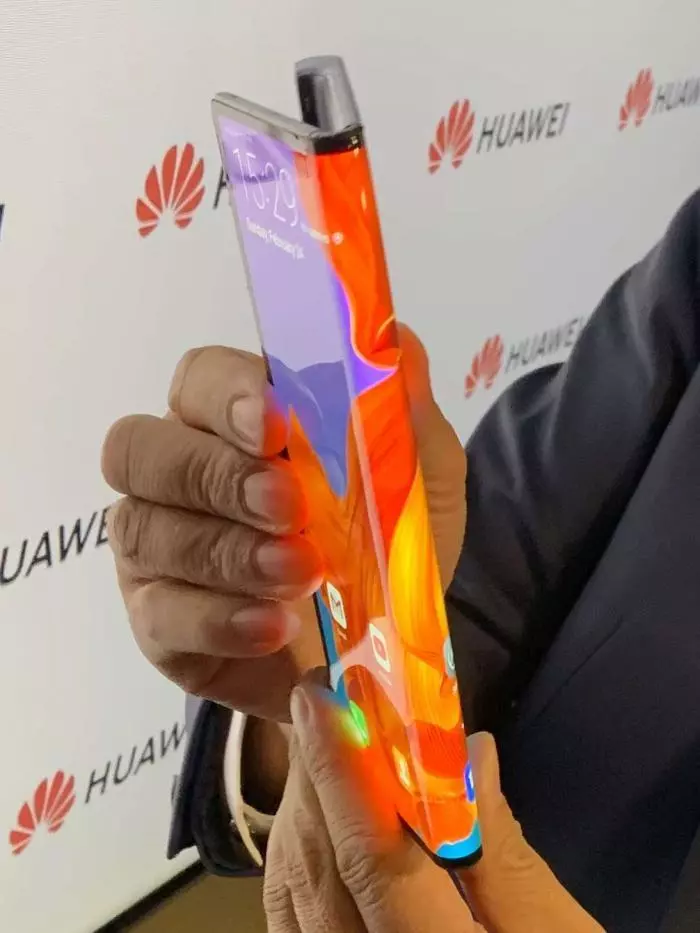 售价1.75万!华为5G手机刷屏 网友:买不起依然激动