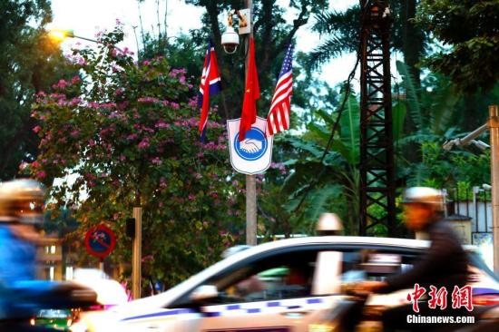 2月25日，越南首都河内街头悬挂的越南、美国、朝鲜三国国旗。朝鲜最高领导人金正恩与美国总统特朗普27日至28日将在越南首都河内举行第二次会晤，磋商如何进一步推动半岛无核化进程以及改善朝美关系。<a target='_blank' href='http://www.chinanews.com/'>中新社</a>记者 富田 摄