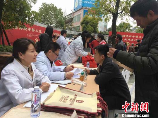 现场的义诊服务项目包括：中医理疗、中医诊治处方、测血压、测血糖、眼科检查、科普健康知识、建立健康档案等?！∫肚镌?摄