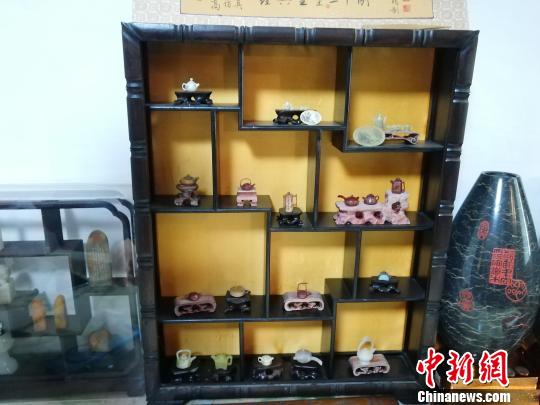 王天明手工雕刻的《经典壶型二十例》?！∷镦面?摄