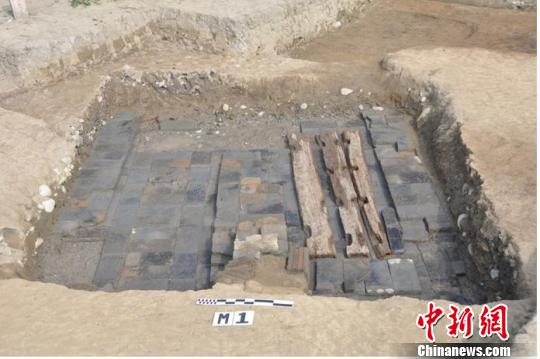 图为出土华盖宫文镇墓券的墓葬?！≈有?摄