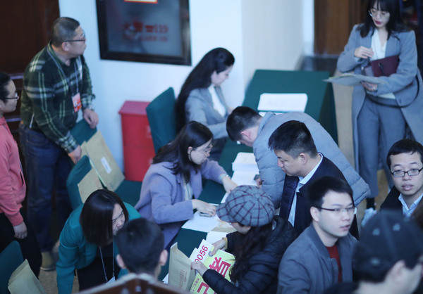 2月27日，全国政协十三届二次会议记者证在全国政协机关发放。图为 内地记者在排队领取证件。 本报记者 贾宁 摄