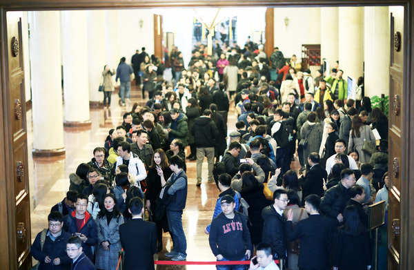 2月27日，全国政协十三届二次会议记者证在全国政协机关发放。图为 内地记者在排队领取证件。 本报记者 贾宁 摄2