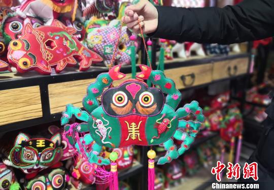 图为甘肃民间手工艺人发展香包产业。(资料图) 刘玉桃 摄