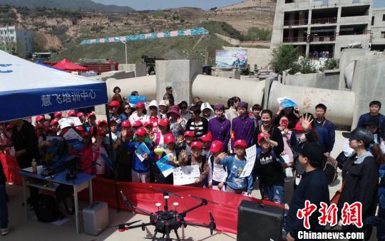 图为甘肃启远智能科技有限责任公司在地震演练现场展示无人机救援。(资料图) 钟欣 摄