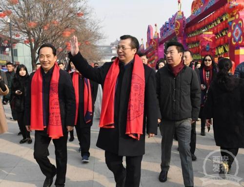 2月5日上午，陕西省委常委、西安市委书记王永康，西安市委副书记、时任代市长李明远走上街头，向来自海内外的朋友们拜大年。图片来源：“西安发布”微信公号