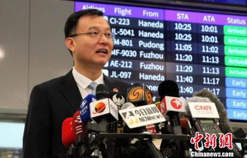 资料图：2018年12月19日上午，时任上海市常务副市长周波率团抵达台北松山机场，参加即将于20日举行的“2018台北上海城市论坛”。图为周波在台北松山机场接受媒体采访?！≌畔?摄