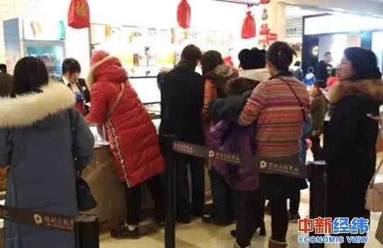 观众现场买票。中新经纬 冯方 摄