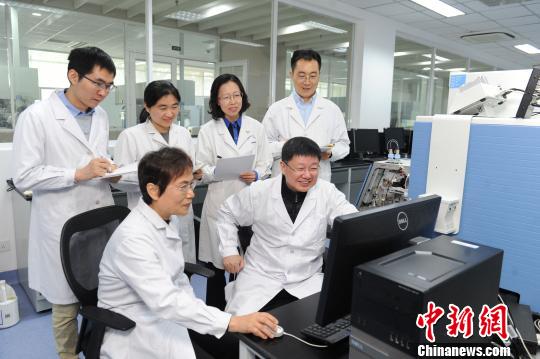 科研团队成员讨论质谱数据?！『殚?摄