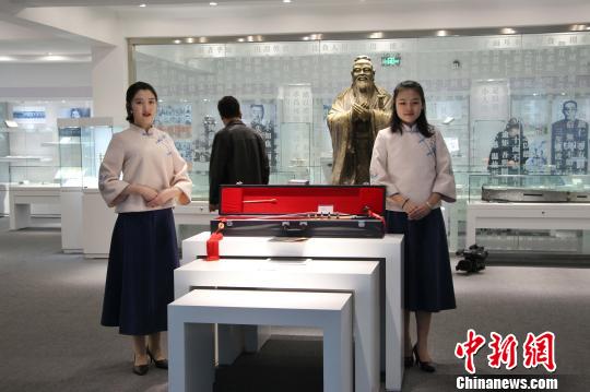 展厅布设了“教师之祖”“教师之史”“教师之道”“教师之器”等展区。　赵晓 摄