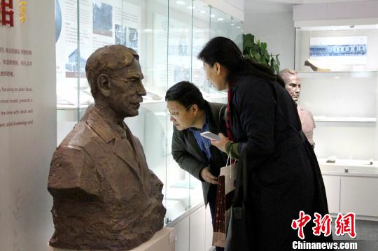 图为民众参观中国教师博物馆?！≌韵?摄