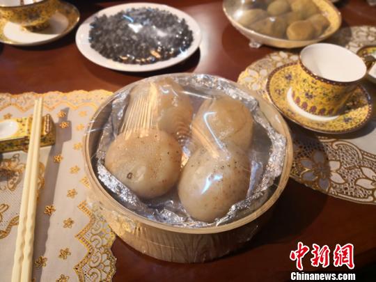 图为用石头做成的“土豆”?！⊙钅?摄