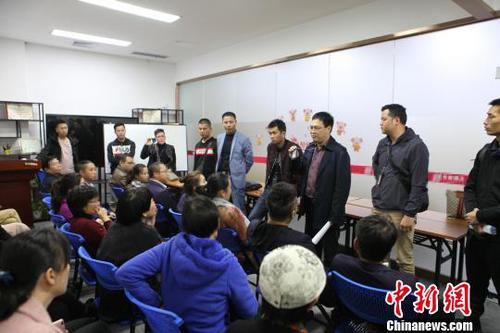 警方在深圳抓捕嫌疑人 黄荣平 摄 警方在深圳抓捕嫌疑人 黄荣平 摄