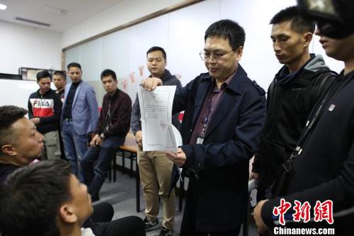 警方现场对主要嫌疑人采取强制措施 黄荣平 摄 警方现场对主要嫌疑人采取强制措施 黄荣平 摄