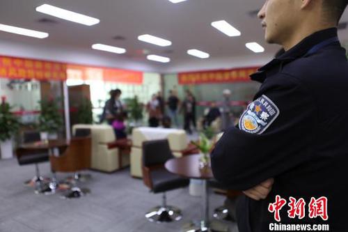 抓捕现场 黄荣平 摄 抓捕现场 黄荣平 摄