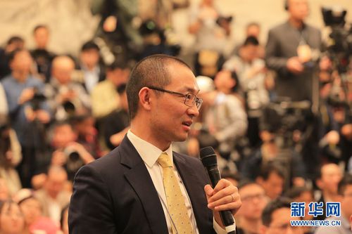 图为彭博社记者提问。新华网中国政府网 刘厦 摄