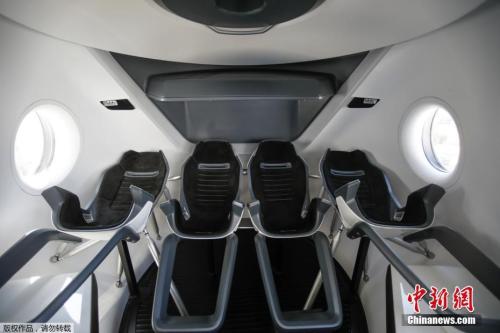 2018年8月，美国加州霍索恩，SpaceX展示的龙飞船模拟器内部。