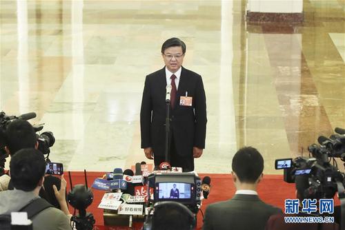 　　3月5日，第十三届全国人民代表大会第二次会议在北京人民大会堂开幕。这是海关总署署长倪岳峰在“部长通道”接受采访。 新华社记者 殷刚 摄