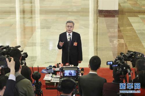 　　3月5日，第十三届全国人民代表大会第二次会议在北京人民大会堂开幕。这是中国银行保险监督管理委员会主席郭树清在“部长通道”接受采访。 新华社记者 殷刚 摄