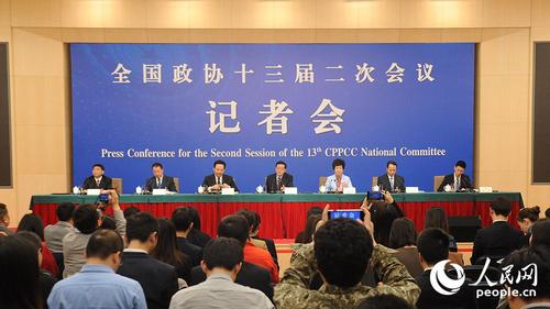 政协委员谈打赢三大攻坚战记者会现场 人民网记者 于凯 摄