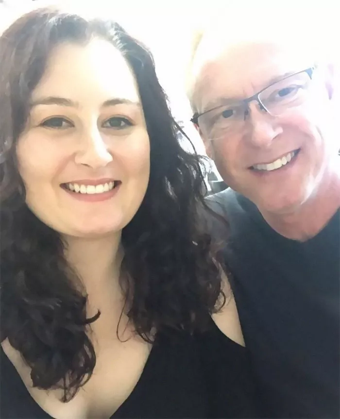 老奶奶为拍张照片坐上海边冰座 结果被漂走了