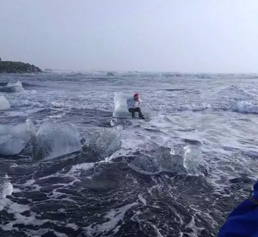 老奶奶为拍张照片坐上海边冰座 结果被漂走了